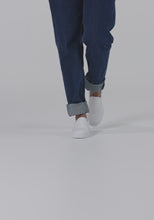 Load and play video in Gallery viewer, Women's Slip-On Canvas Shoes.mp4
